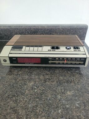 Vintage General Electric Digital AM/FM Clock Radio Model 7-4634B